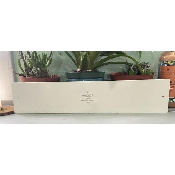 Heart And Hand Magnolia Peace On Earth Sign Metal White 19”X 4”. Condition new - Picture 2 of 3